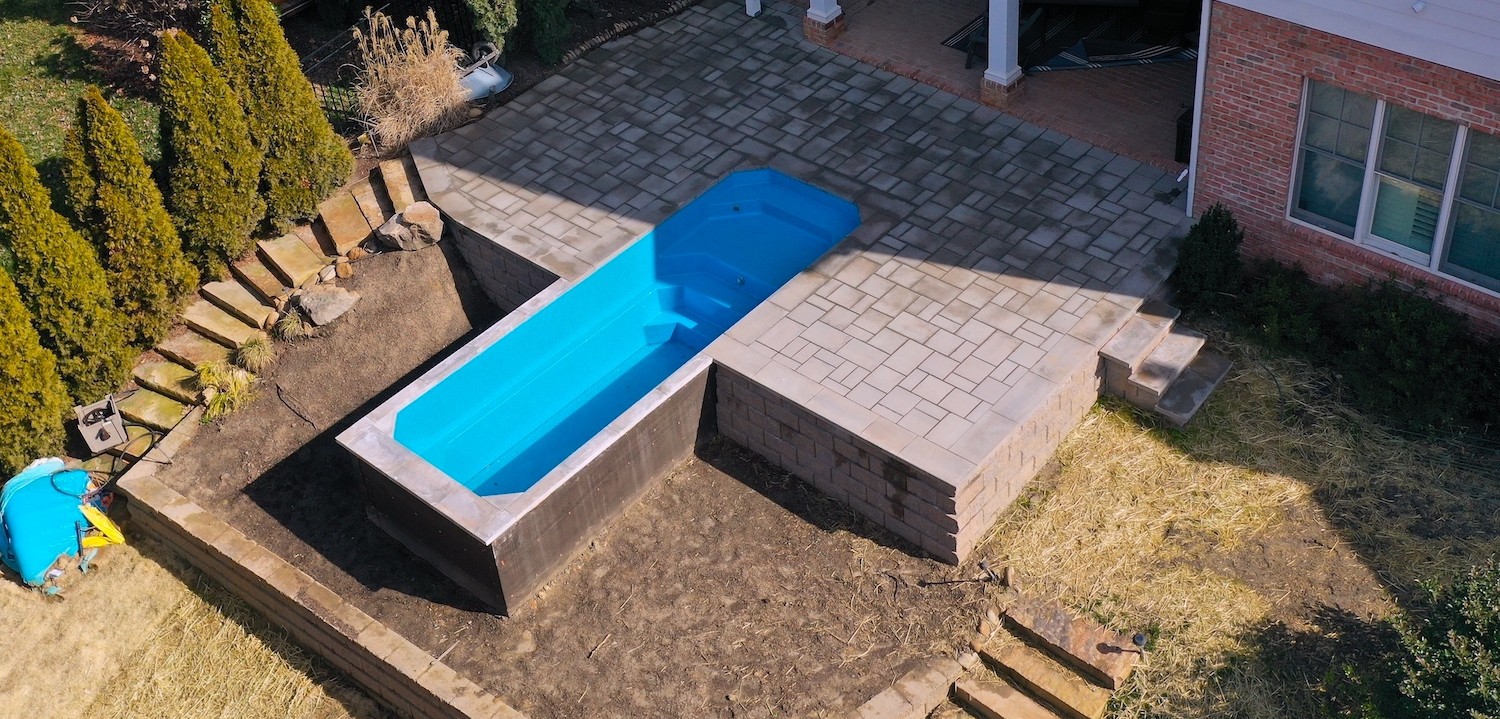 Freestanding fiberglass plunge pools and cocktail pools